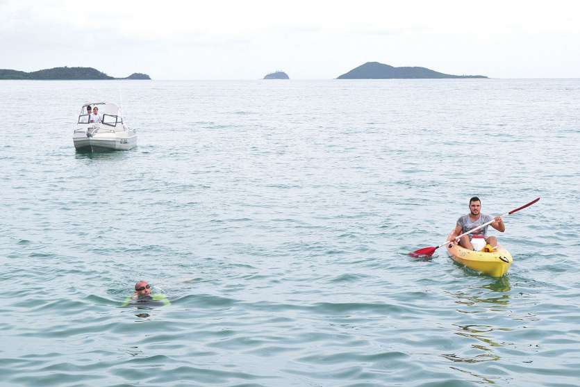 Parti à sept heures du matin de l’îlot Amédée, le nageur Stéphane Conciani est arrivé à la plage du Vallon-Dore vers 15 h 30, hier.