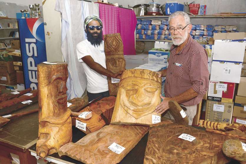 Des pièces réalisées par des sculpteurs du Camp-Est seront vendues lors de la kermesse, annonce Jean-François Kerrand (à droite). Le produit des ventes ira pour deux tiers aux artistes, le reste sera reversé aux détenus sans soutien financier.