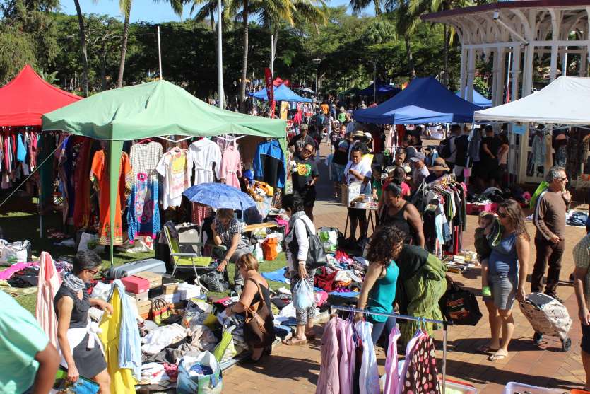 vide-greniers du Gratuit place des cocotiers a Noumea