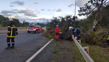 Cyclone Cook : Intervention en cours des pompiers de Nouméa sur la voie express