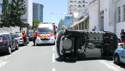 Une voiture sur le flanc en bas du haussariat