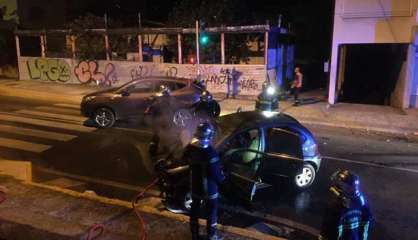 [VIDÉO] Son véhicule prend feu après avoir percuté une voiture de police, le conducteur secouru