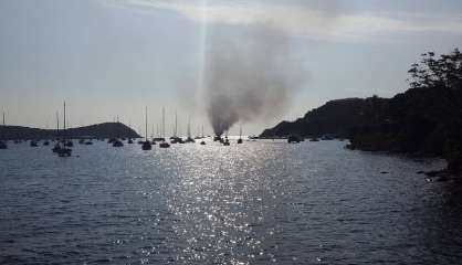 Un bateau en feu en baie de l'Oprhelinat