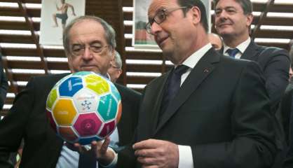 France-Russie: Hollande au 1er match de football au Stade de France depuis le 13 novembre