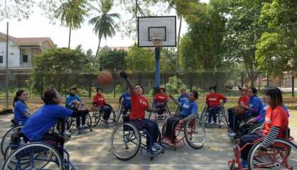 Au Cambodge, de premières basketteuses handicapées rêvent de changer les mentalités