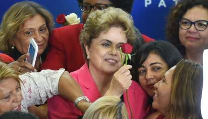 Brésil: Dilma Rousseff tente de sortir de l'impasse