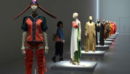 Issey Miyake, styliste au-delà des frontières, s'expose à Tokyo