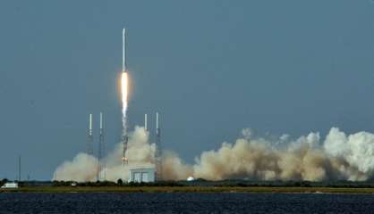 SpaceX pose le 1er étage de sa fusée sur une barge flottante, une première