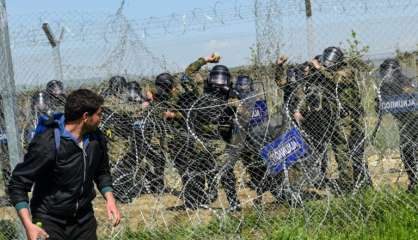 Migrants: la tension monte à Idomeni et au Pirée, près de 300 blessés