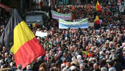 Attentats de Bruxelles: des milliers de Belges dans la rue en hommage aux victimes et 