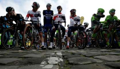 Paris-Roubaix s'élance sous le soleil et des nuages