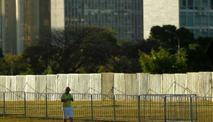 Une barrière à Brasilia, reflet d'un pays coupé en deux