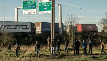 Pas-de-Calais: 8 migrants retrouvés vivants dans un camion frigorifique