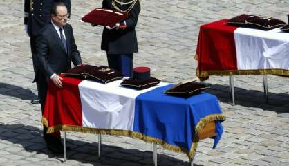 L'hommage de Hollande à trois soldats morts au Mali: 