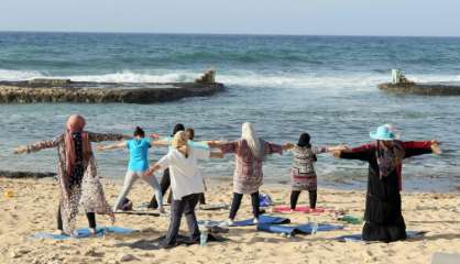 Yoga sur la plage de Tripoli pour échapper aux tensions libyennes