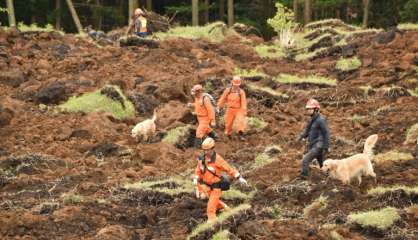 Japon: dernières tentatives de retrouver des survivants après les séismes 