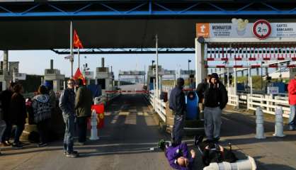 La grève reconduite aux terminaux pétroliers du Havre 