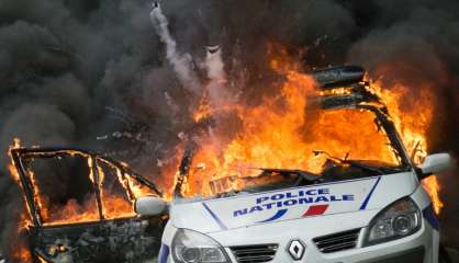 Voiture de police incendiée à Paris: trois hommes en garde à vue 