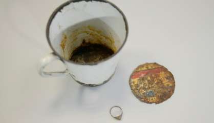 Des bijoux en or cachés dans le double fond d'une tasse retrouvée à Auschwitz