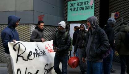 Heurts entre manifestants et policiers venus évacuer un lycée parisien occupé par des migrants