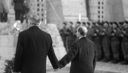 Mitterrand et Kohl à Verdun: main dans la main devant l'histoire