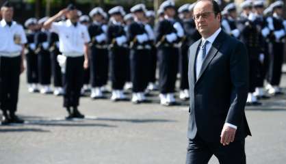 Hollande préside la dernière commémoration du 8 mai de son quinquennat