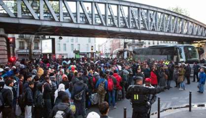 Nouvelle évacuation de plus d'un millier de migrants du campement Stalingrad à Paris