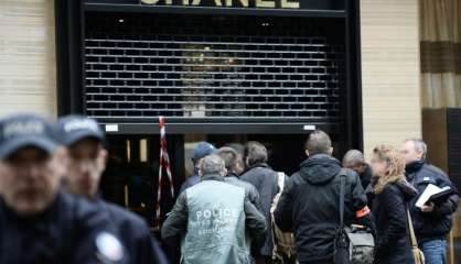 Braquage dans une boutique de bijoux Chanel à Paris, les voleurs en fuite