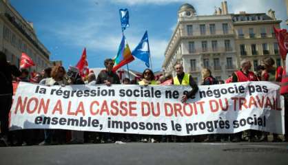 Loi travail: la motion de censure débattue dans un climat tendu à gauche et dans la rue