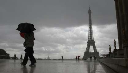 Fortes pluies: 23 départements en alerte, perturbations dans le nord et l'est