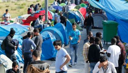 A Paris, les migrants replantent leurs tentes dans les jardins d'Eole