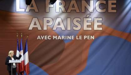 1er mai avec J-M Le Pen: le FN demande à Arnautu et Gollnisch de démissionner des instances du parti