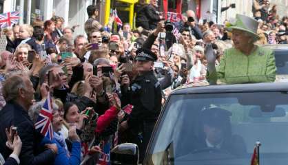 Elizabeth II gaffe et qualifie des responsables chinois de 