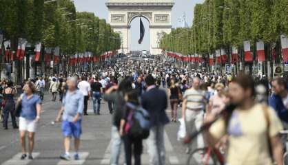 Les Champs-Élysées, sous le soleil et sans voitures