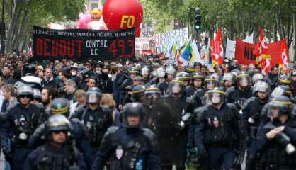 Loi travail: plusieurs milliers de manifestants à Paris sous haute surveillance policière