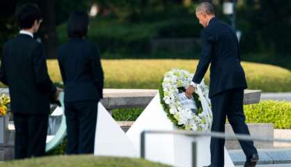 Obama dépose une couronne de fleurs devant le cénotaphe de Hiroshima