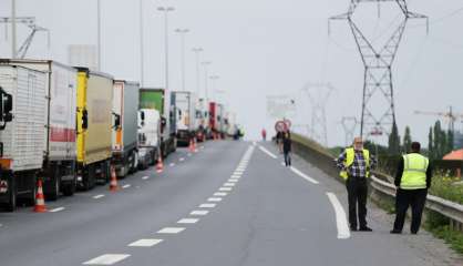 Deuxième journée de barrages routiers contre la loi travail en Normandie 