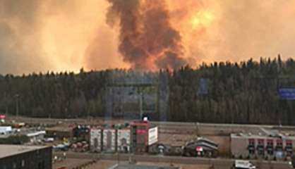 Incendie au Canada: des milliers d'habitants de Fort McMurray fuient 