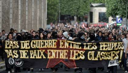 Loi travail/Nuit debout: plusieurs milliers de personnes en France contre le 49-3