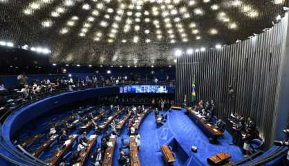 Brésil: une majorité de sénateurs ont dit vouloir voter pour écarter Rousseff