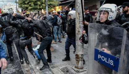 Istanbul: la police disperse avec du gaz lacrymogène des manifestants LGBT