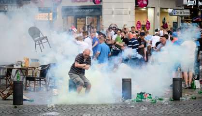 Euro-2016: départ de supporters russes expulsés vers Moscou