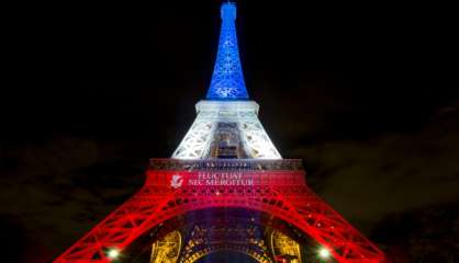 Orlando: la tour Eiffel dans la soirée aux couleurs américaines