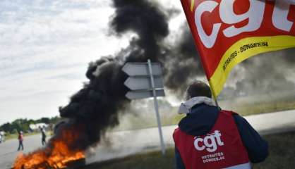 La grève continue dans deux raffineries Total, malgré un vote contraire des salariés