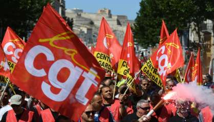 Loi travail: l'exécutif menace d'interdire les manifestations, tollé chez les syndicats 