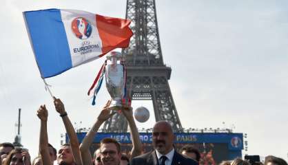 Euro-2016: la fête et les contrôles sur la fan zone de la Tour Eiffel