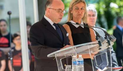 Terrorisme: Cazeneuve décore à titre posthume un chef d'entreprise décapité