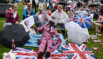 Londres: la pluie s'invite au pique-nique géant pour l'anniversaire d'Elizabeth II