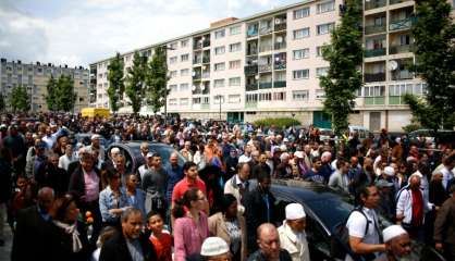 Policier et sa compagne tués: marche à l'appel des associations musulmanes à Mantes-la-Jolie