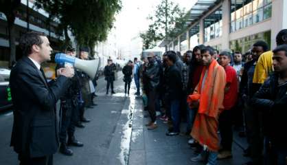 Evacuation d'un campement de plusieurs centaines de migrants à la halle Pajol à Paris